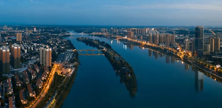 自帶區(qū)域地標(biāo)商業(yè)，改善品質(zhì)5字頭撿漏國企低密大盤！